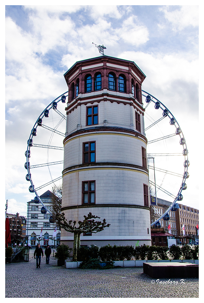 Düsseldorf - Schloßturm und Riesenrad bei Sonnenschein