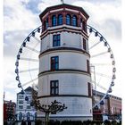 Düsseldorf - Schloßturm und Riesenrad bei Sonnenschein