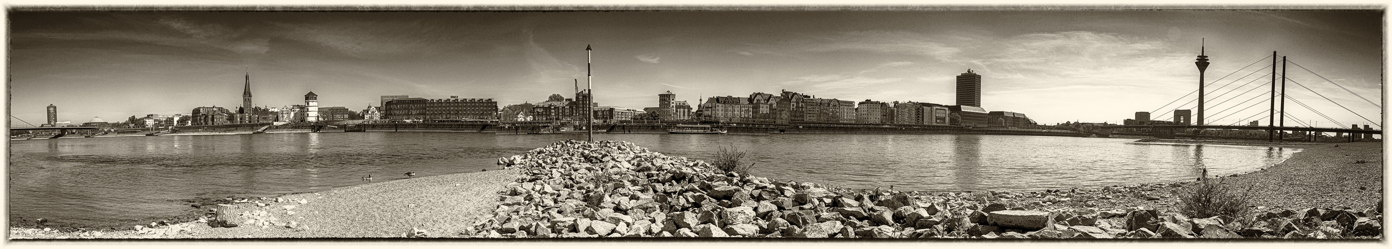 DÜSSELDORF SKYLINE 