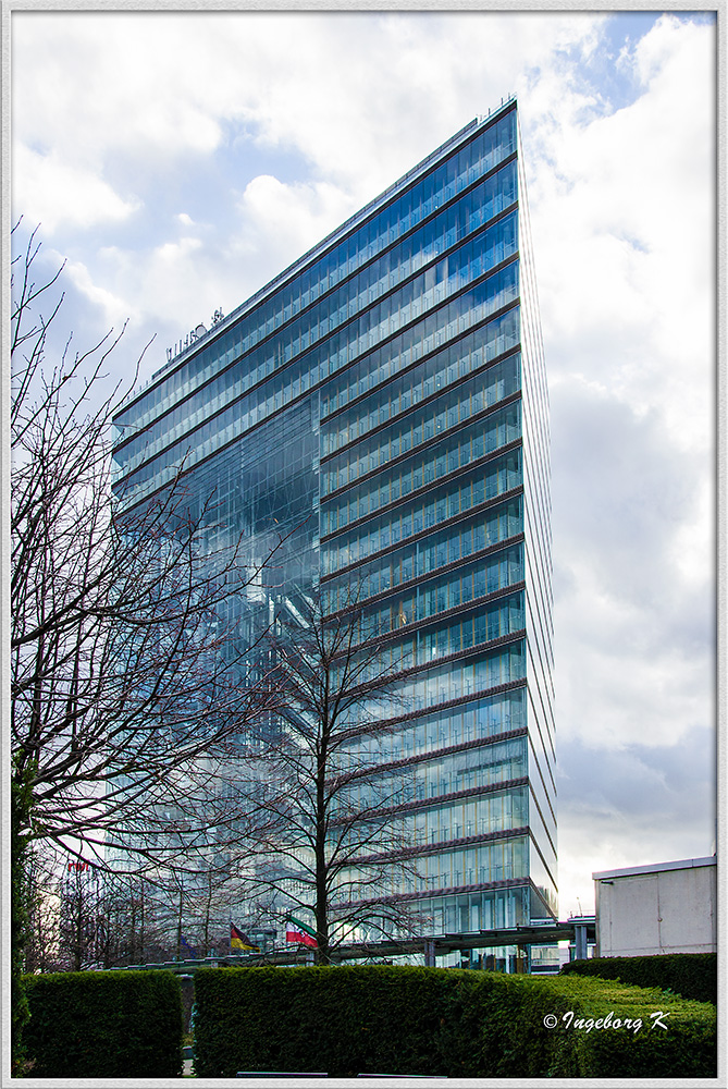 Düsseldorf - Stadttor im Medienhafen