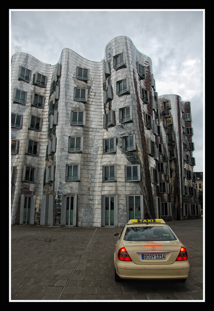 Düsseldorf :  Taxi zum Medienhafen !!