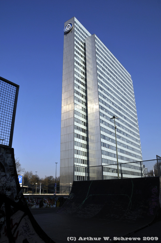 Düsseldorf - Thyssen-Krupp Hochhaus mit Halfpipe