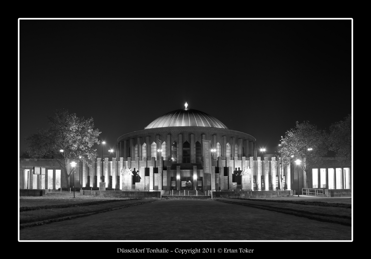 Düsseldorf Tonhalle bei Nacht