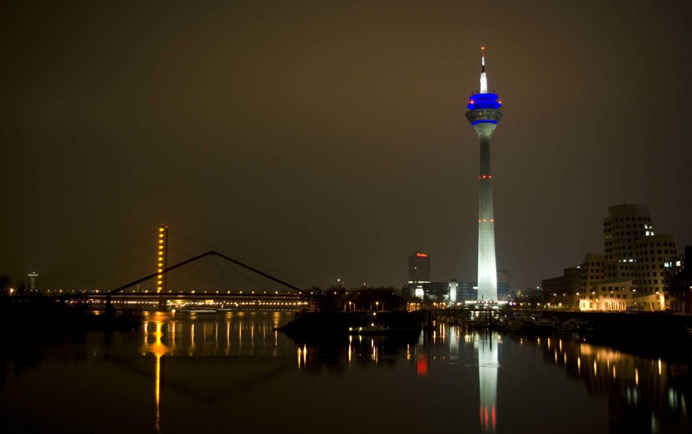 ... Düsseldorf vom Medienhafen ...