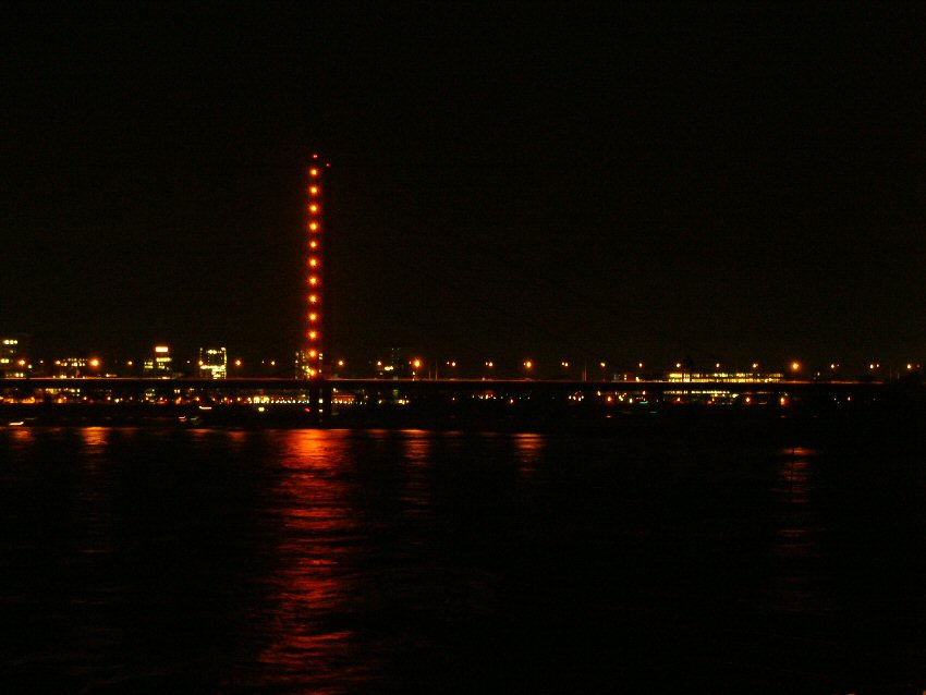 Düsseldorf von den Rheintreppen aus gesehen