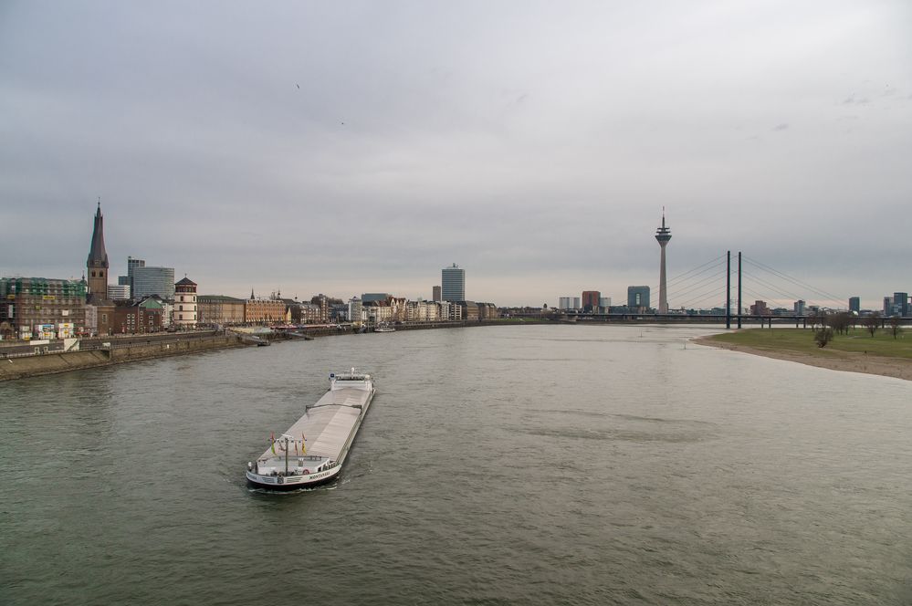Düsseldorf von der Oberkasseler Brücke