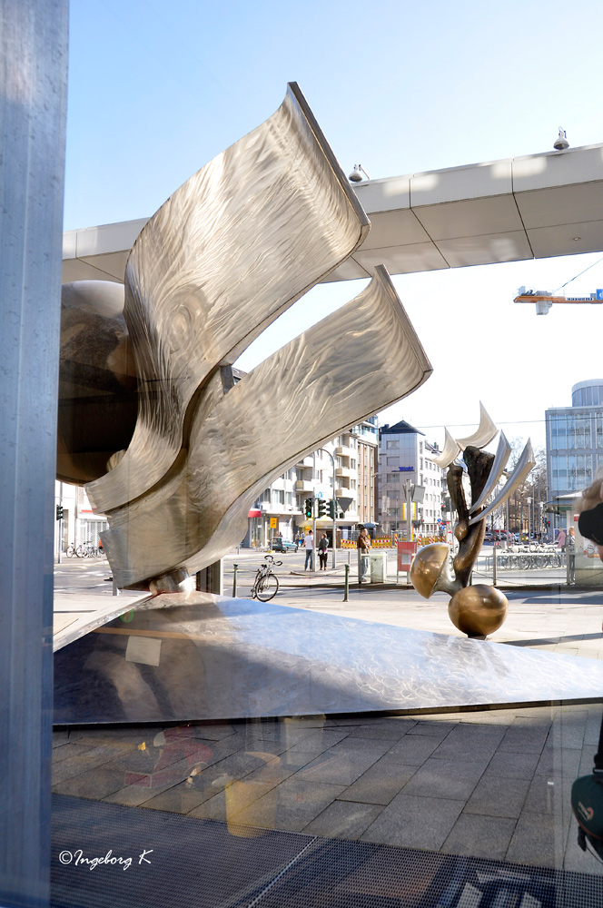 Düsseldorf - West-LB - Kunstwerk und Herzogstraße im Spiegel der Fenster