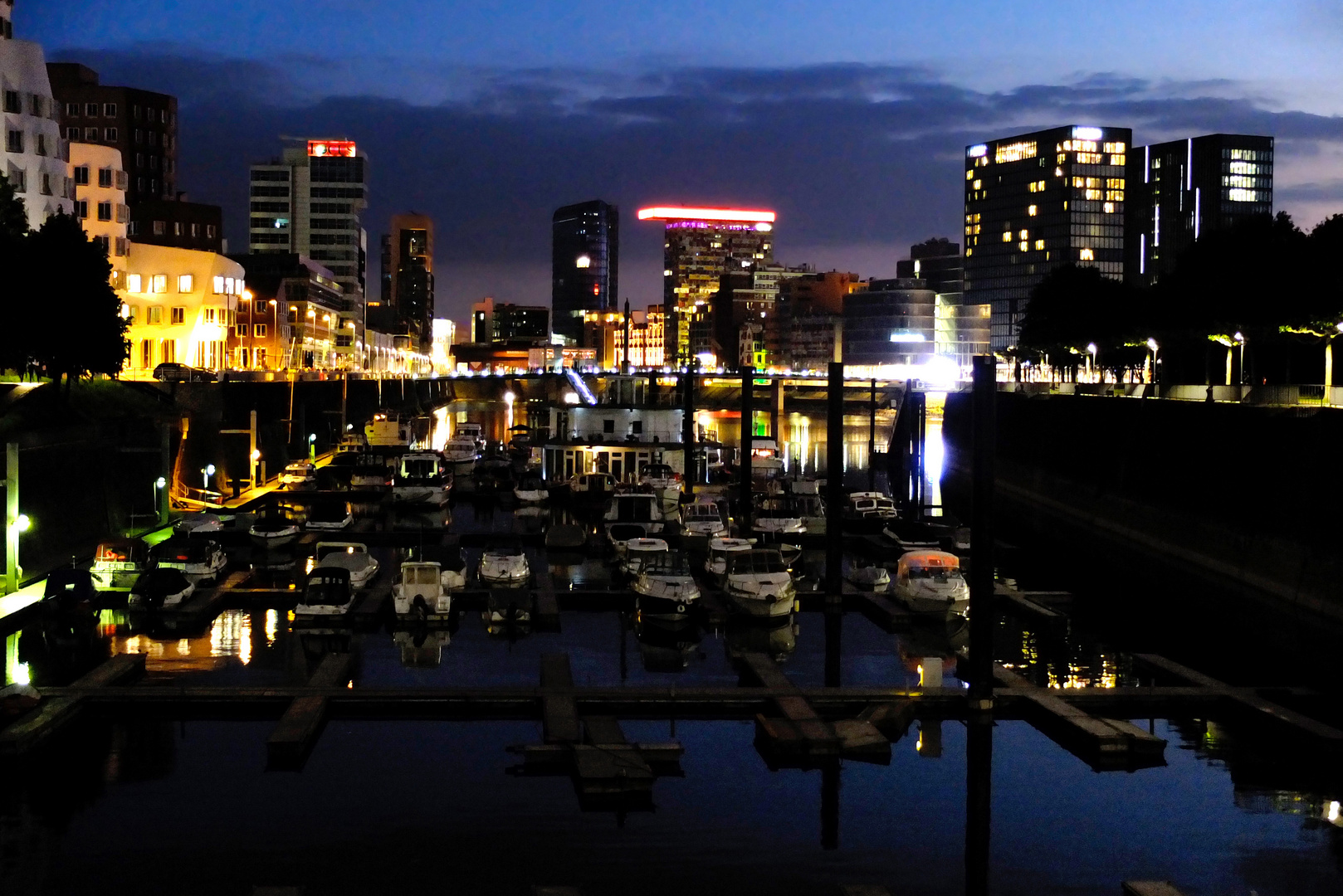 Düsseldorf Yachthafen bei Nacht