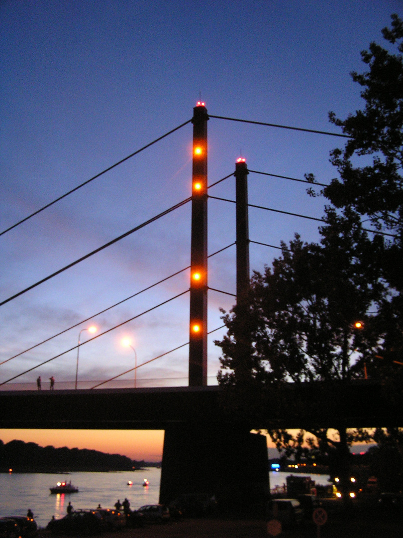 Düsseldorfer Brücke bei Nacht