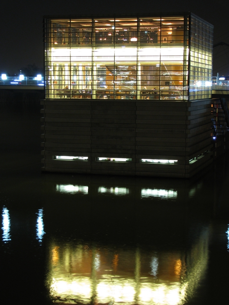 "Düsseldorfer Cube" bei Nacht