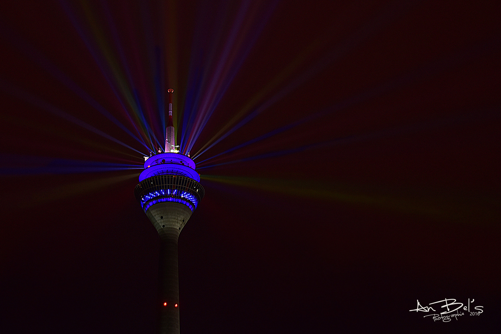 Düsseldorfer Fernsehturm bei Nacht