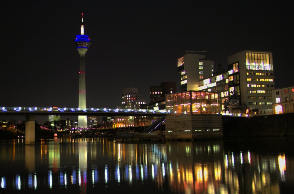 Düsseldorfer-Fernsehturm bei Nacht