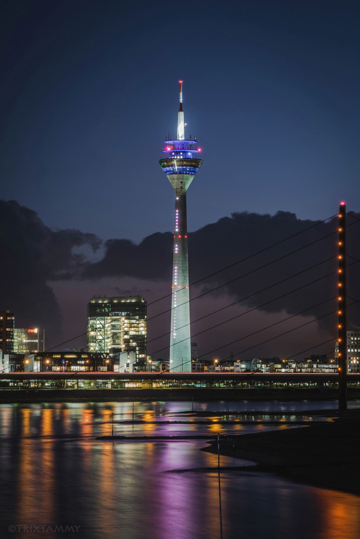 Düsseldorfer Fernsehturm bei Nacht