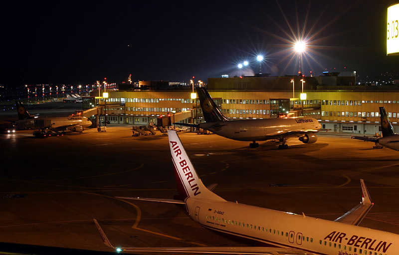 Düsseldorfer Flughafen am Abend 2