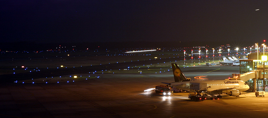 Düsseldorfer Flughafen am Abend