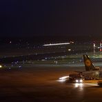 Düsseldorfer Flughafen am Abend