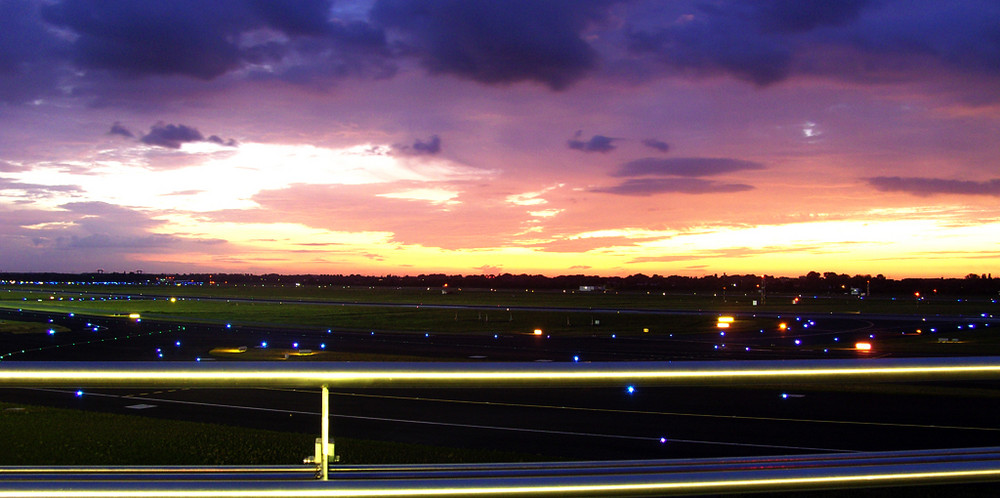 Düsseldorfer Flughafen ind er Dämmerung