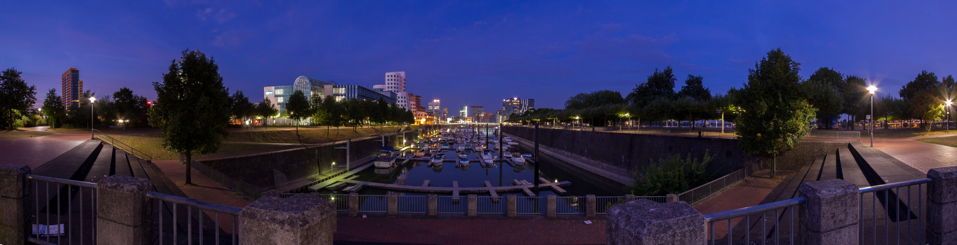 Düsseldorfer Hafen am Morgen