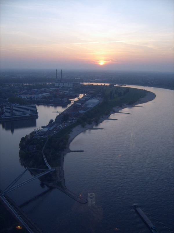 Düsseldorfer Hafen bei Nacht