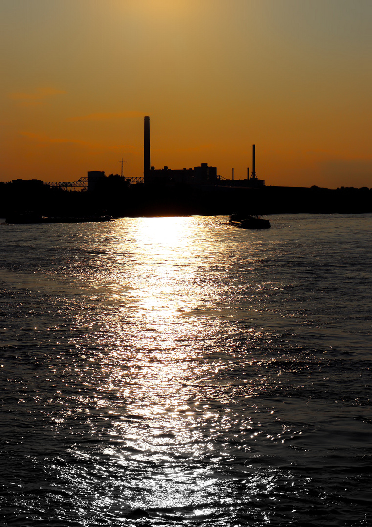 Düsseldorfer Hafen im Sonnenuntergang