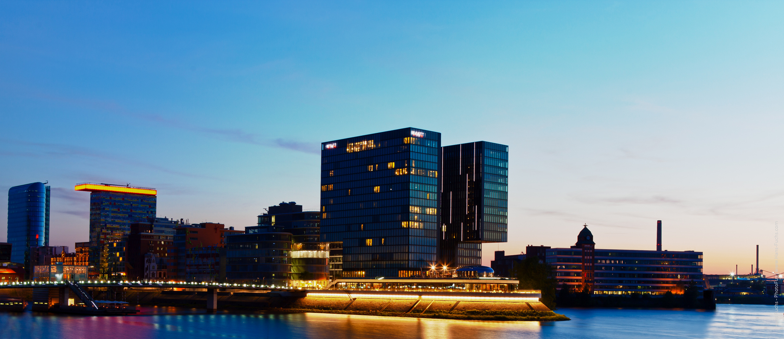 Düsseldorfer Hafen mit dem Hyatt-Hotel