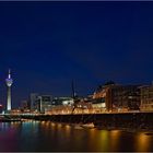 Düsseldorfer Hafen zur blauen Stunde