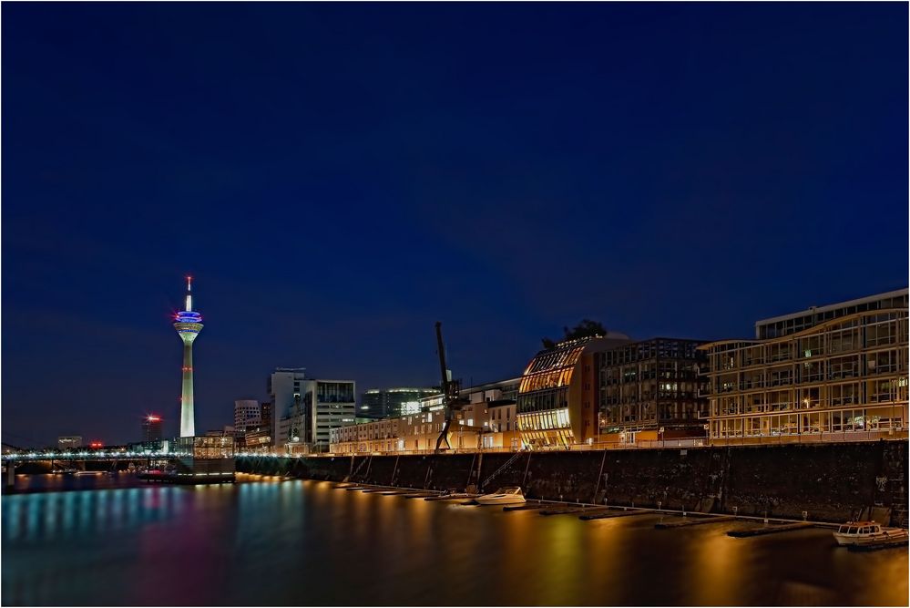 Düsseldorfer Hafen zur blauen Stunde