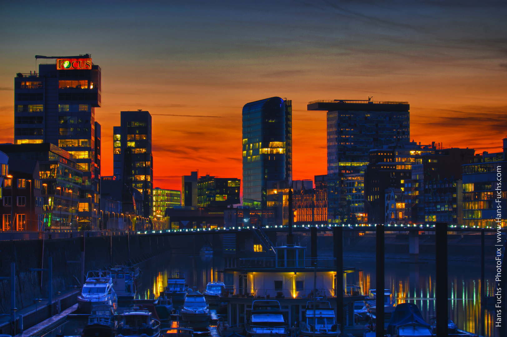 Düsseldorfer Hafen zur blauen Stunde