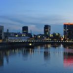 Düsseldorfer Hafen zur blauen Stunde