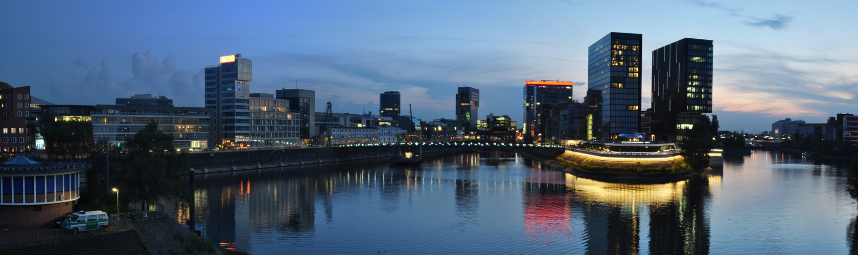 Düsseldorfer Hafen zur blauen Stunde