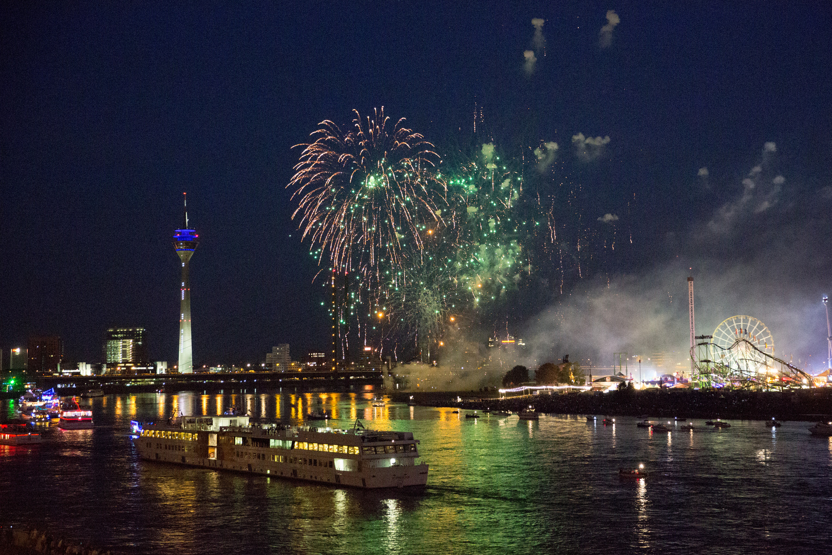 Düsseldorfer Kirmes mit Feuerwerk