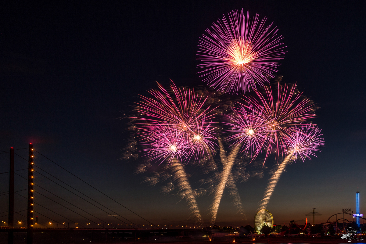 Düsseldorfer Kirmes mit Feuerwerk