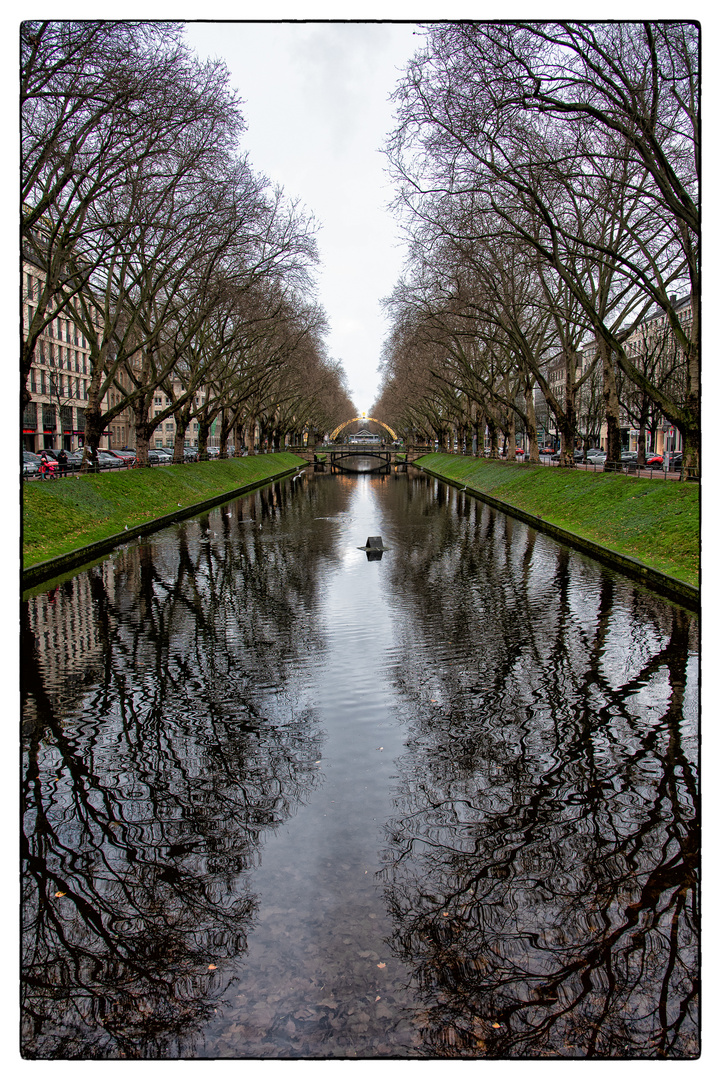 Düsseldorfer Kö-Graben zum Spiegeldienstag