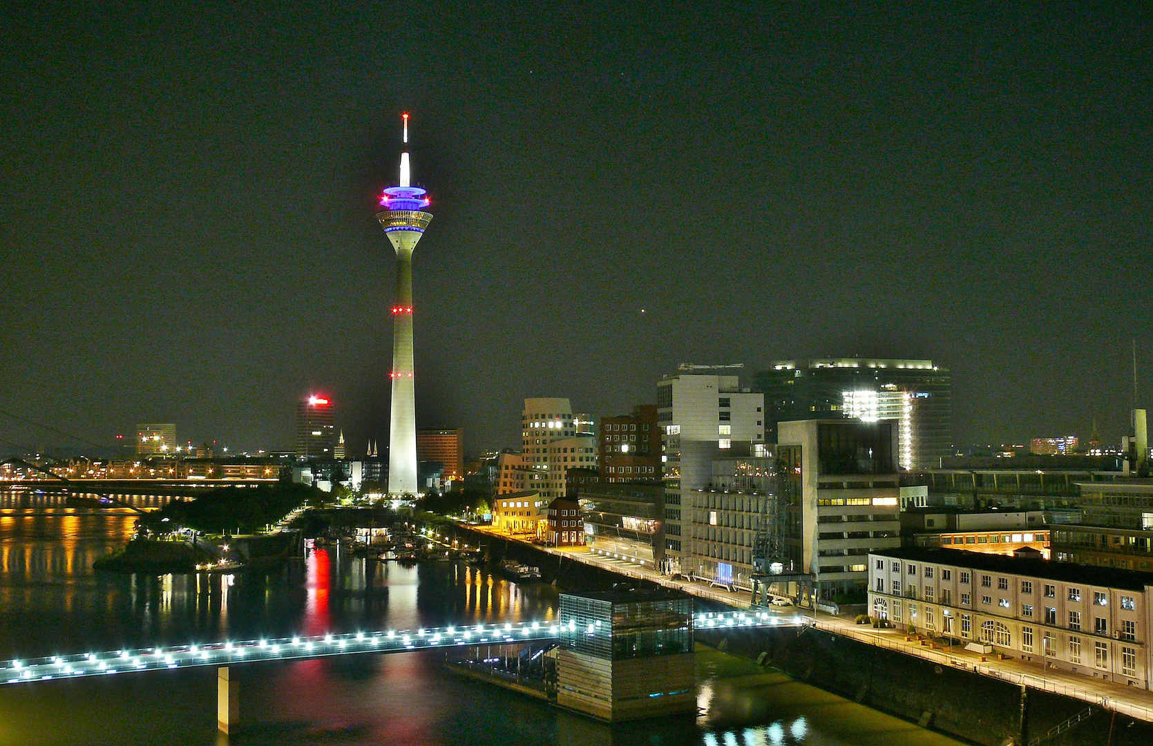 Düsseldorfer Medienhafen am Abend