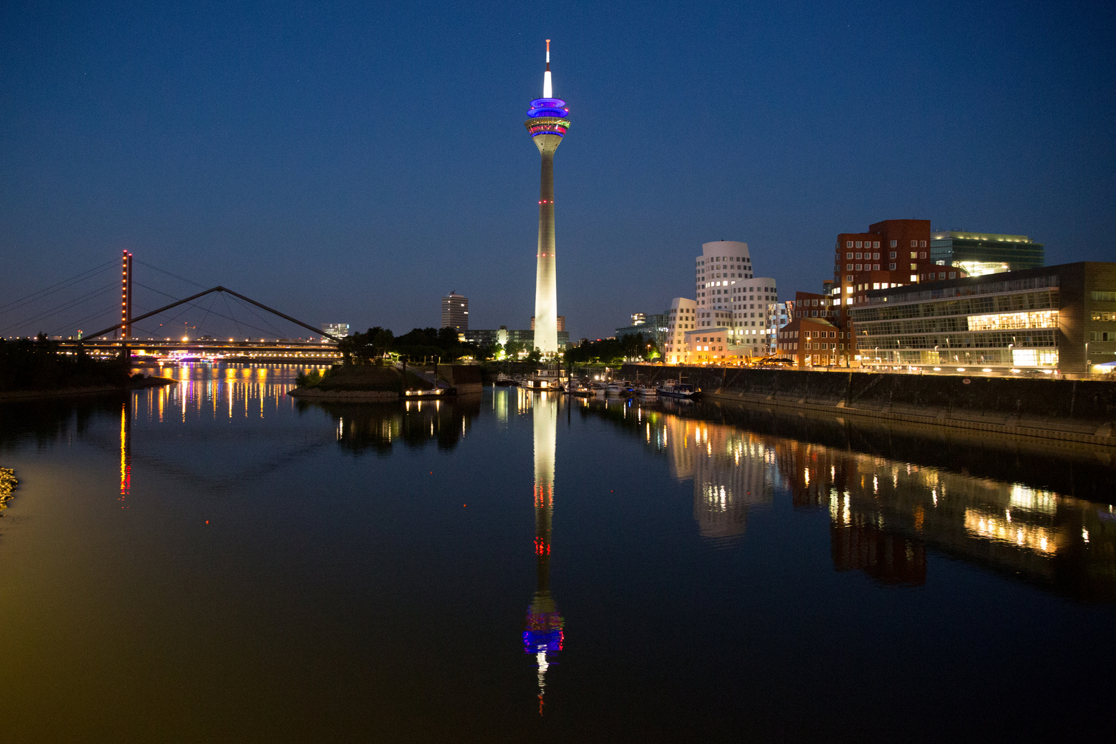 Düsseldorfer Medienhafen bei Nacht