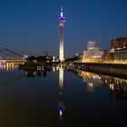 Düsseldorfer Medienhafen bei Nacht