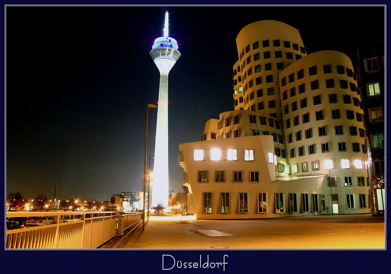 Düsseldorfer Medienhafen bei Nacht