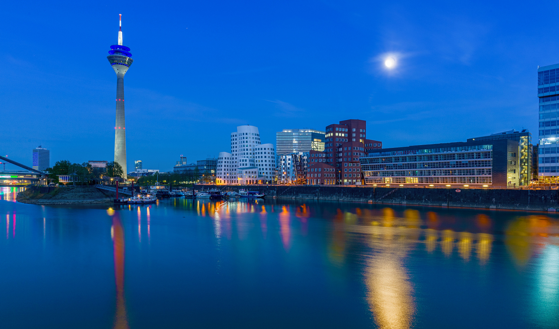 #Düsseldorfer Medienhafen bei Nacht#