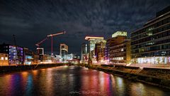 Düsseldorfer Medienhafen bei Nacht