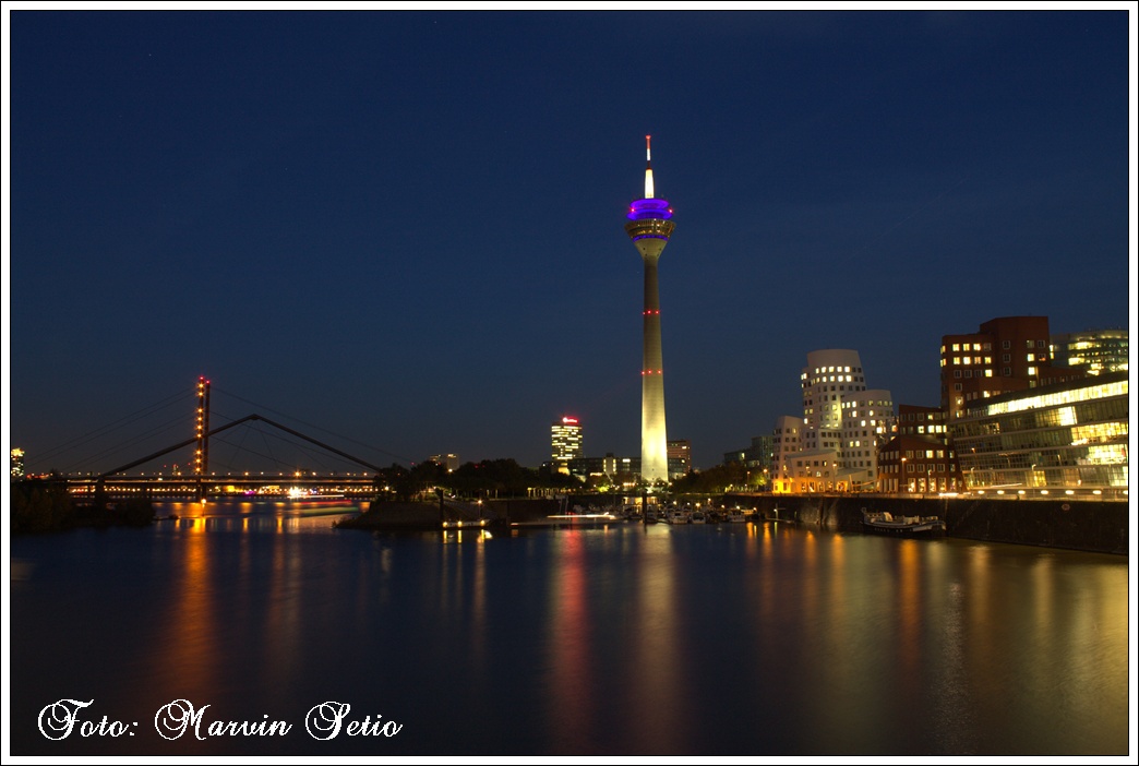 Düsseldorfer Medienhafen bei Nacht