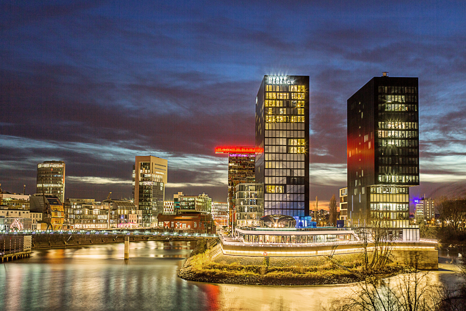 Düsseldorfer Medienhafen -/-