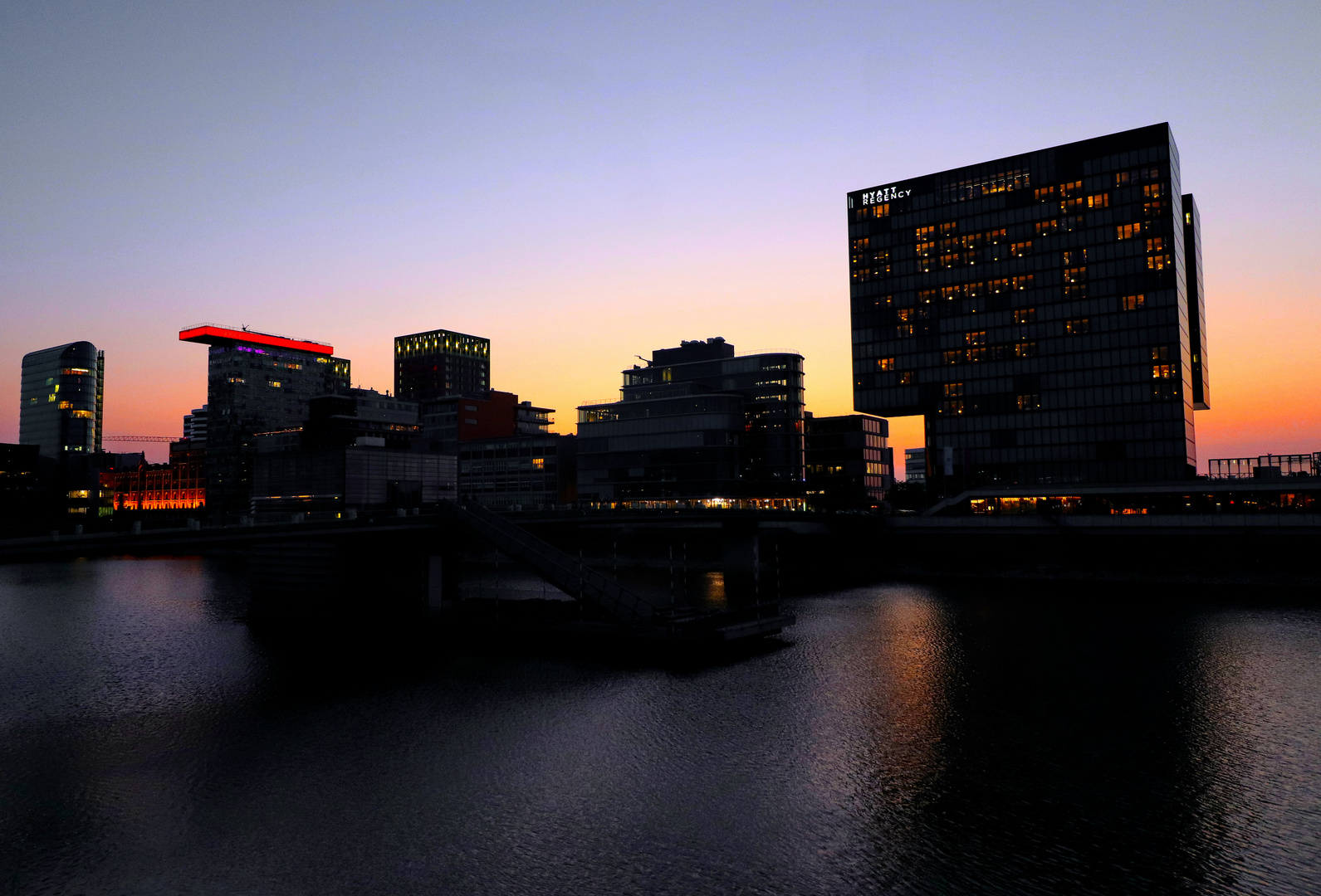 Düsseldorfer Medienhafen in der Abenddämmerung