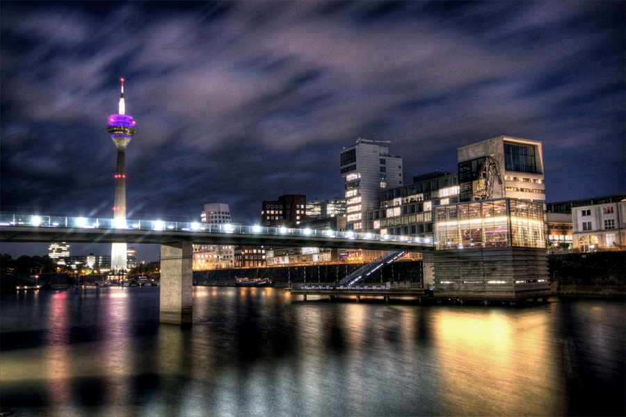 Düsseldorfer Medienhafen mit Rheinturm