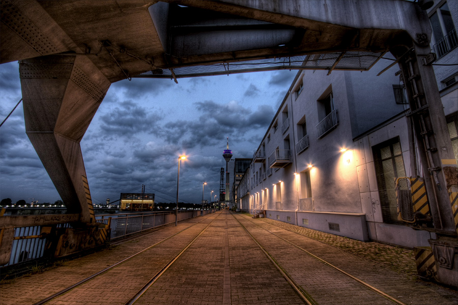 Düsseldorfer Medienhafen mit Rheinturm und Kran