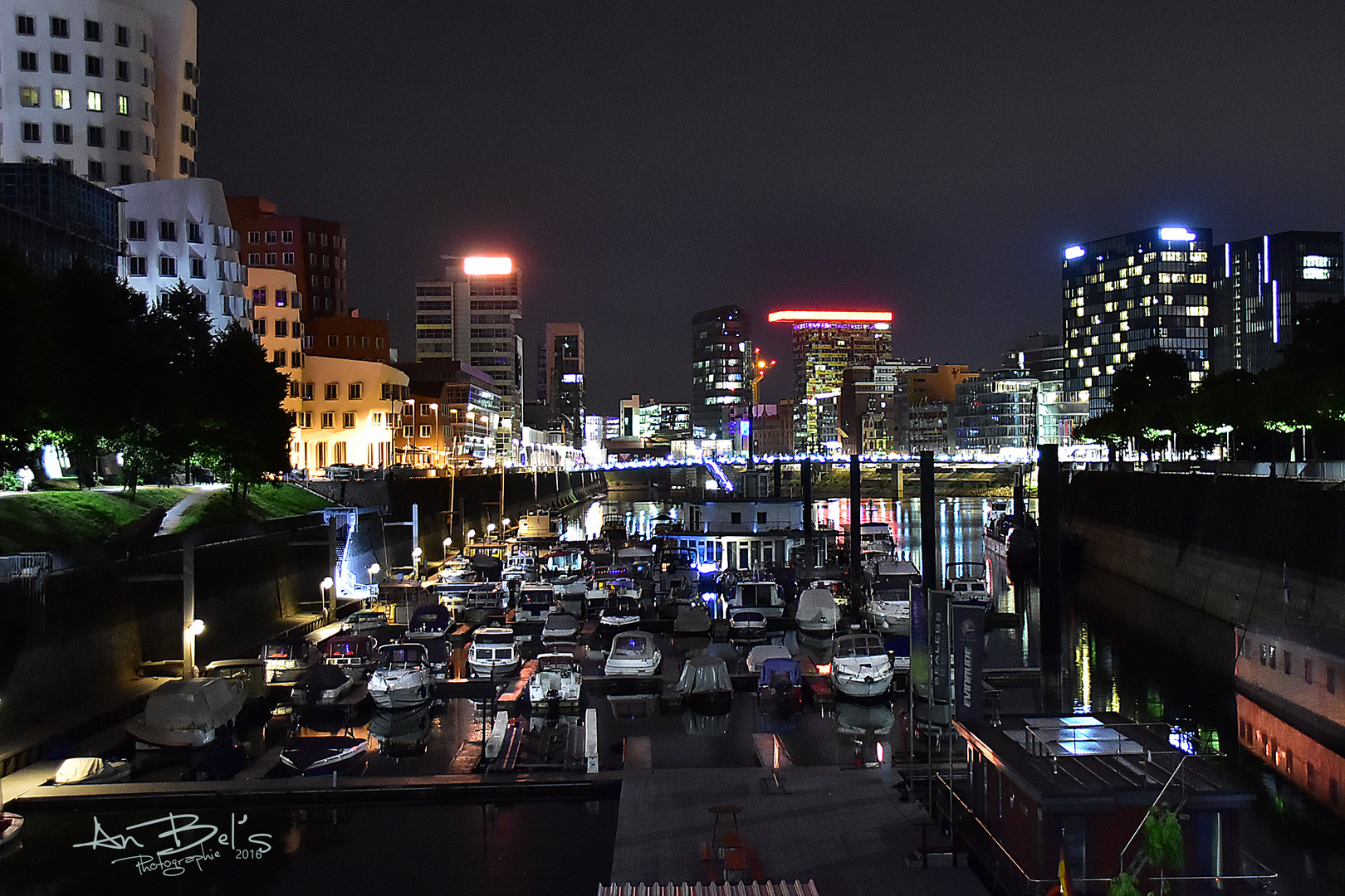 Düsseldorfer Medienhafen und seine Boote