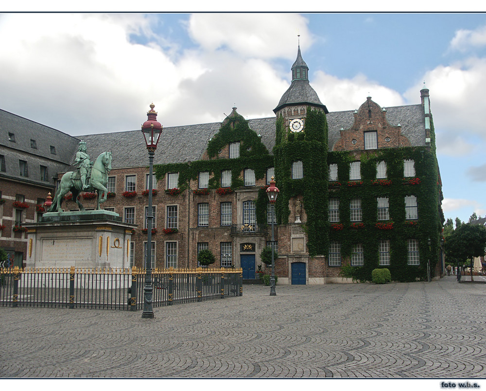 Düsseldorfer Rathaus mit Jan Wellem Denkmal