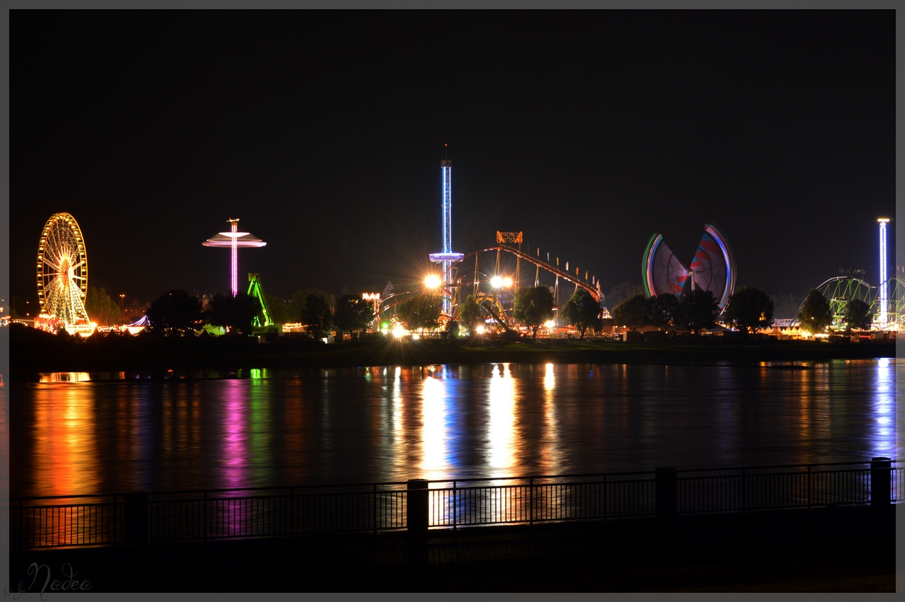 Düsseldorfer Rheinkirmes bei nacht / by night