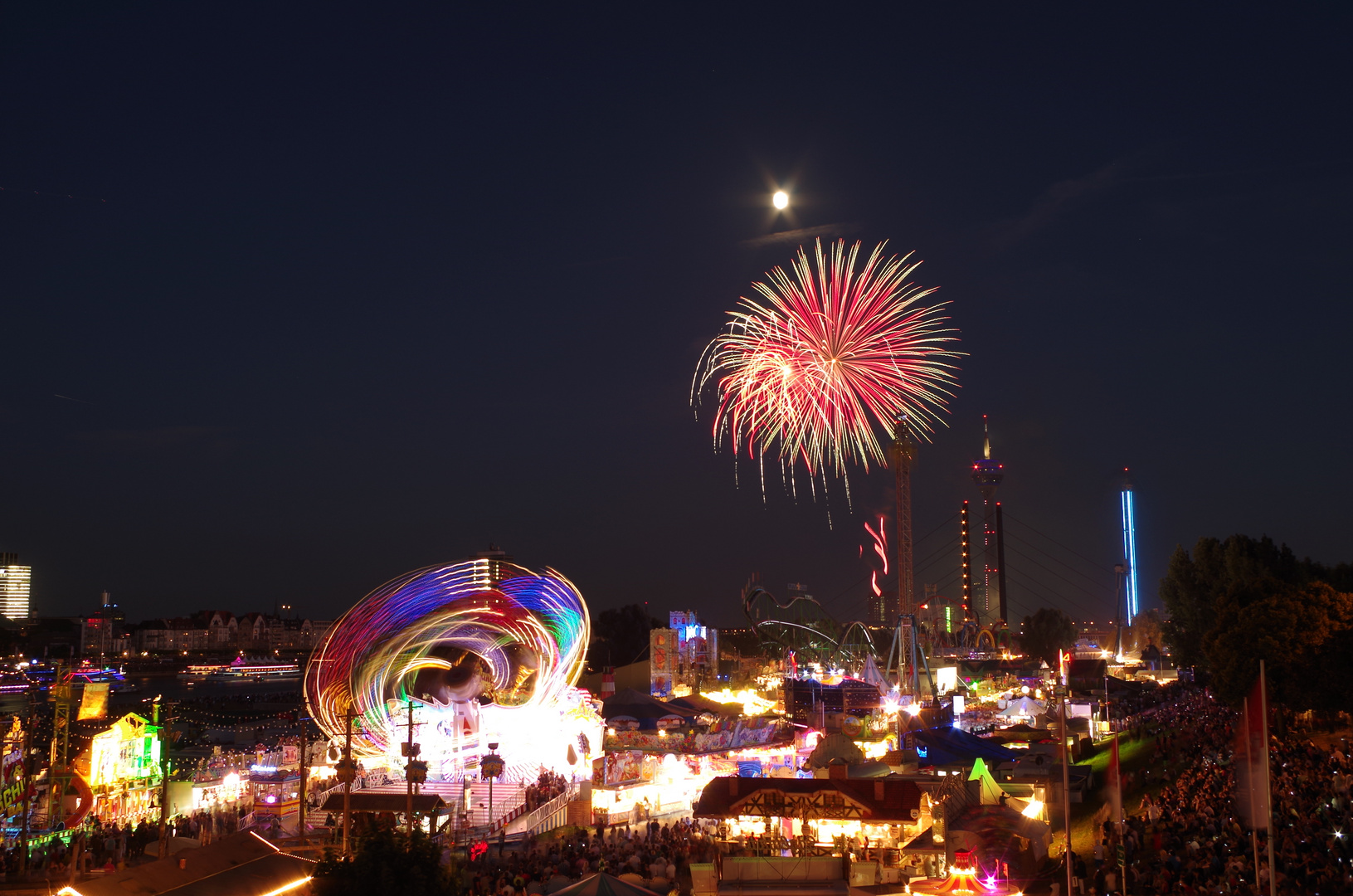Düsseldorfer Rheinkirmes mit Feuerwerk Foto & Bild | techniken