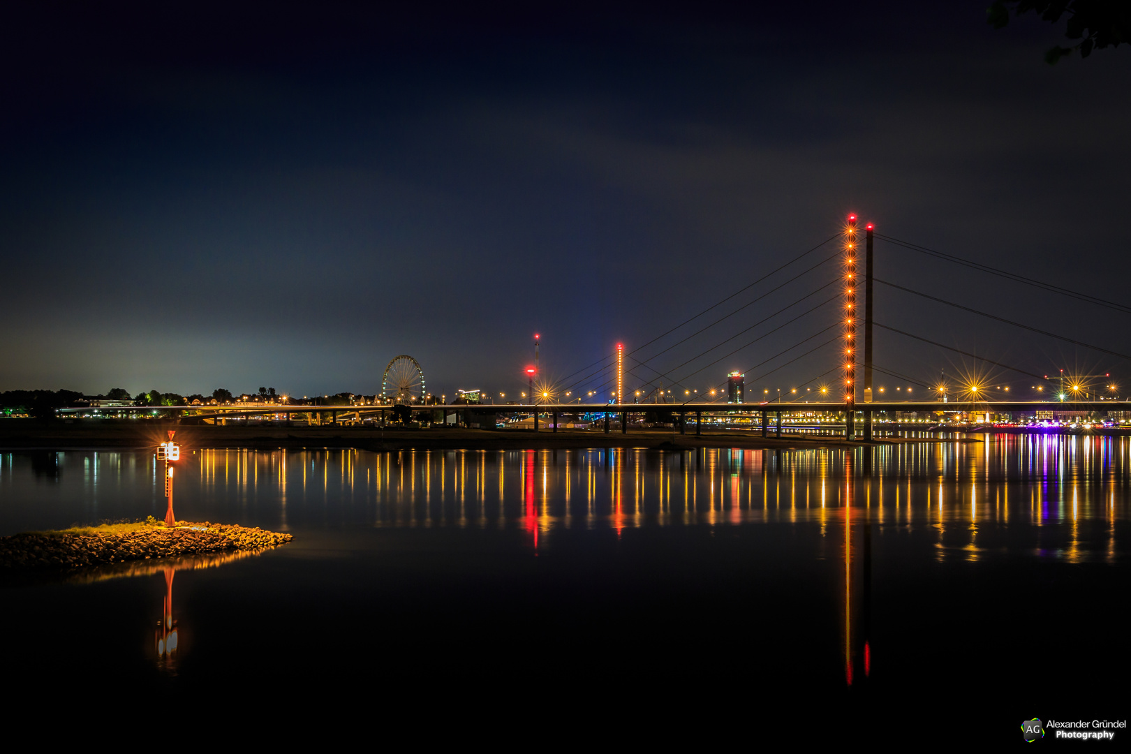 Düsseldorfer Rheinkniebrücke am Rhein