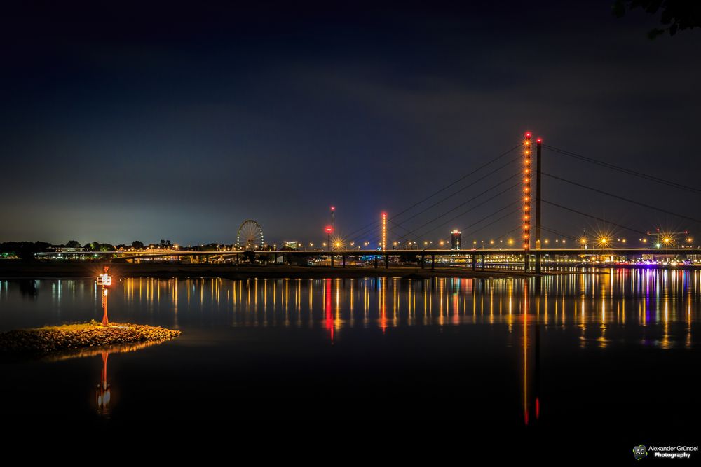 Düsseldorfer Rheinkniebrücke am Rhein